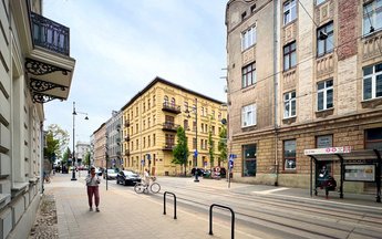 Ulica z zabudową kamieniczną w śródmieściu Łodzi