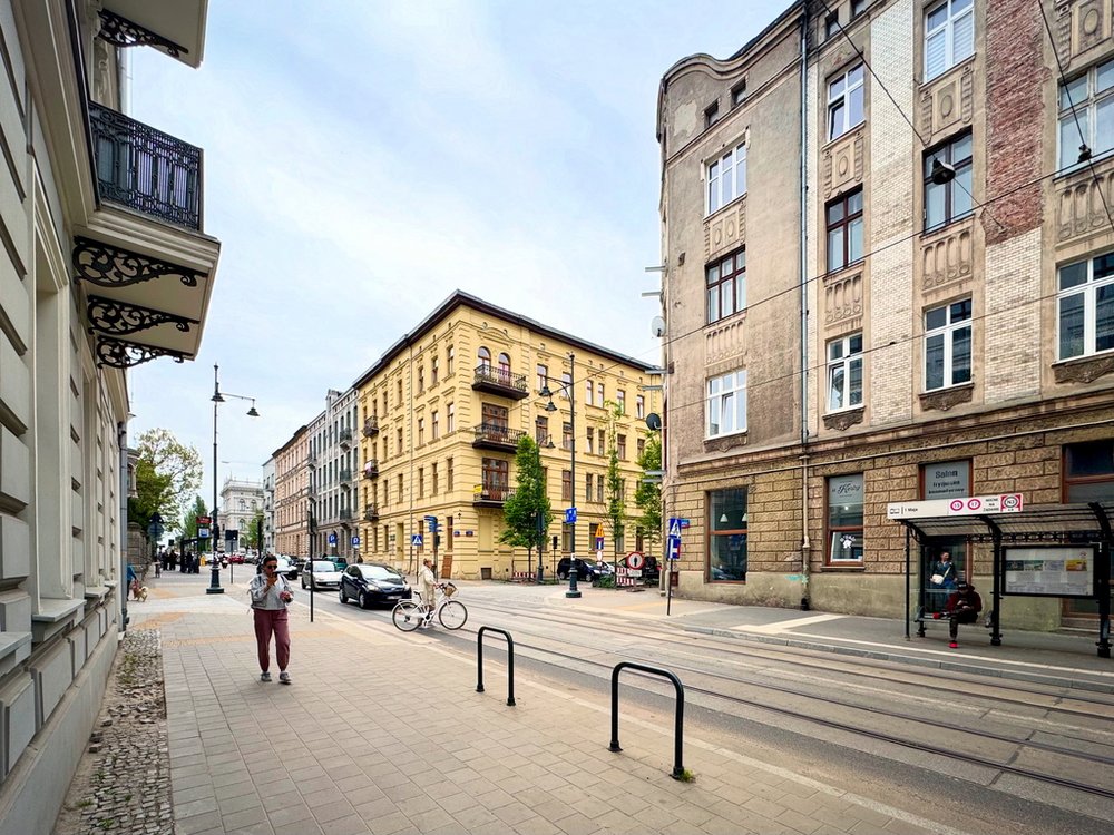 Ulica z zabudową kamieniczną w śródmieściu Łodzi